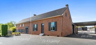 HEUSDEN-ZOLDER - Hoeve met paardenaccommodatie op 2ha5<br /><br />Deze statige hoeve onderging in 2008 een totaalrenovatie waarbij er veel aandacht werd besteed aan kwalitatieve materialen. De hoeve is zeer groot en omvat momenteel aan de linkerzijde het woongedeelte en aan de rechterzijde een 2e woongedeelte (momenteel kantoor). Direct aanpalend aan de achterzijde van de hoeve en met een directe toegang vanuit de woning werd er in 2008 een stalgebouw volledig vernieuwd waarbij diverse opslagruimtes en zadelkamer, een wasplaats met solarium en 8 nette paardenboxen. Er is tevens ruimte om nog 4 bijkomende boxen te plaatsen in dit gebouw alsook treffen we hier nog een zeer praktisch garage met hoge poort. <br /><br />Op de 1e verdieping (1e woonst) treffen we 1 master bedroom met dressing enoverloop met maatkasten. Op de verdieping (2e woonst) is er een ruime slaapkamer waarvan zeer eenvoudig meerdere kamers kunnen gemaakt worden.<br /><br />Dankzij de 2 huisnummers, 2 toegangen, 2 trappen, enz ... kan deze woning perfect dienen als kangoeroewoning. Zie ook plannen.<br /><br />Buiten werd alles netjes ingericht. <br />De eb en vloed piste heeft een afmeting van 25m x 50m en is voorzien van de nodige verlichting. Er zijn nog 5 weides voorzien van omheining. <br />De weides zijn achteraan te betreden met vrachtwagen of tractor en er is voldoende opslag voor tractor, hooi ea. <br /><br />De eigendom is onmiddellijk vrij en u kan bovendien meteen wonen en paarden stallen zonder bijkomend werk. <br /><br />De eigendom kan ook gekocht worden op 1ha aan 1.195.000 euro.<br /><br />Voor meer informatie of een bezoek, kan u ons steeds contacteren: 053/60.65.66