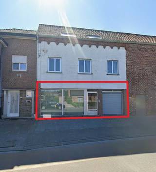 Ruim gelijkvloers appartement van 183m² (Volgens EPC, inclusief garage)  bestaande uit leefruimte met keuken, 2 slaapkamers, apart toilet, badkamer met bad, ruime garage en opbergplaats. Terras.<br />Maandelijkse huurprijs € 900/ maand. Geen syndickosten.