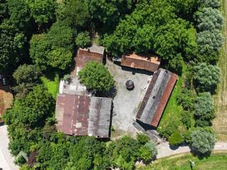 <p>In het landelijke Wodecq, een deelgemeente van Ellezelles genesteld in een oase van rust bevindt zich deze authentieke hoeve op een perceel van liefst (9690m2)<br /><br />De hoeve met tuin+ boomgaard + weide op (9690m2) heeft een richtprijs van 465.000€<br /><br />De hoeve bestaat uit een woongedeelte, een werkplaats en een koeienstalling. Er is ook een aparte grote schuur, een bijgebouw met paardenstalling en een bijgebouw met een originele bakkersoven. In het midden van deze gebouwen ligt een sfeervol binnenplein. Rondom heeft u een prachtig uitzicht op een tuin, boomgaard en een weide die uitkomt op een achterliggende straat die u een bijkomende ingang biedt.</p>
<p>Tevens bestaat de extra mogelijkheid om een naastliggend perceel weiland (8880m²) bij te kopen aan een richtprijs van 75.000€ dewelke uiterst geschikt is voor dierenliefhebbers.</p>
<p>Deze hoeve met in totaal +-1ha85ca grond is een zeldzame opportuniteit die te renoveren is naar eigen smaak en comfortniveau maar met enorm veel mogelijkheden voor wie van ruimte en privacy houdt !<br /><br /><br />Deze hoeve/boerderij is te koop ZONDER makelaar via het concept van Smart Houses! Wenst u verdere inlichtingen of bezoek? Contacteer rechtstreeks de eigenaar via 0472/57.51.83</p>