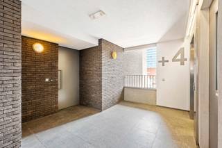<p>Penthouse unique de 170 m² à vendre dans la Lange Sint Annastraat, au cœur historique d’Anvers. Situé au quatrième étage d’un complexe résidentiel moderne construit en 2012, cet appartement offre une combinaison exceptionnelle d’espace, de lumière et de caractère.</p>
<p>Dès l’entrée, vous découvrez une première chambre avec salle de bain attenante et une magnifique luminosité naturelle. Le vaste séjour aux hauts plafonds constitue le cœur du logement et bénéficie d’une abondante lumière du jour. Il s’ouvre sur une grande cuisine ouverte avec un espace de rangement pratique et une superbe vue sur la ville.</p>
<p>Un élégant escalier mène à l’étage supérieur, où se trouve une seconde chambre ouverte, reliée à l’ensemble du volume de l’appartement, créant ainsi une expérience de vie unique de style loft. L’appartement dispose également de deux toilettes, d’une buanderie séparée avec espace de rangement, ainsi que de nombreux espaces de stockage.</p>
<p>L’achat d’un très grand emplacement de parking est obligatoire avec l’appartement (50 000 €), ainsi qu’une cave pratique (incluse).</p>
<p>Une opportunité rare pour ceux qui souhaitent vivre avec espace et élégance dans un emplacement de premier choix à Anvers.</p>