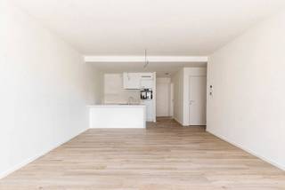 Dit prachtig appartementsgebouw is uiterst centraal gelegen, openbaar vervoer, winkels, invalswegen, de gezellige Troonplaats en de nabijheid van Het Zuid zijn maar enkele troeven van deze ligging. Het gebouw dateert van 2020 en voldoet bijgevolg aan alle strenge energie en veiligheidseisen. Het beschikt over heel wat leuke extra’s, zo is er een ruime fietsenberging voorzien, is er een groene binnentuin, werden alle appartementen uitzonderlijk goed en instap klaar afgewerkt, is er een gemeenschappelijke wasserette in het gebouw en is er de mogelijkheid tot het huren van een ondergrondse autostaanplaats. Appartement D2.1 beschikt over een leefruimte met open, volledig ingerichte keuken, afzonderlijk toilet, 2 slaapkamer, badkamer en terras. Individuele meters voor water, gas en elektriciteit- Gemeenschappelijke kosten €75 (onderhoud gemene delen, lift, tuin) EPC A en dus zeer energiezuinig.