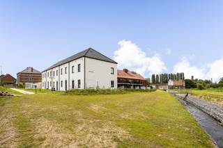 ‼️ONGEZIENE STERKE PRIJSDALING voor deze 2 laatste exclusieve nieuwbouwwoningen onmiddellijk beschikbaar met 4 slaapkamers op den buiten in een kleinschalige prachtige buurt. Prijs inclusief btw, registratierechten en volledig geschilderd tot in de prachtige zolderkamer. Het project en de site zijn ondertussen volledig afgewerkt.<br /><br />Een landelijke nieuwbouwwoning met zichten op de heuvels en gelegen in een klein aangelegd parkje. <br /><br />Een aanrader als u op zoek bent naar een volledige instapklare woning dat onmiddellijk beschkibaar is, een gezellige groene omgeving, toffe mensen en een kleinschalig kwalitatief nieuwbouwproject van een vertrouwenspartner. Je kent het zeker...zo een familie bedrijf dat al jaren actief is en dat je onmiddellijk een goed gevoel geeft. <br /><br />Een veilige omgeving: hier kom je sowieso tot rust met de prachtige zichten, de bloemperken, de bomen, het beekje, de bankjes, de schaapjes, het nieuw aangelegd wandel en fietspad waardoor je op amper 5min in het centrum staat.  Een fantastische en knusse locatie waar het rustig en goed wonen is met in totaal 7 woningen en 8 appartementen. <br /><br />Kom dan zeker eens een bezoek brengen aan onze model woning. Volledig instapklaar, alles inbegrepen in deze scherpe prijs zodat u snel en comfortabel kan verhuizen. Helemaal klaar voor de toekomst met zonnepanelen, vloerverwarming en een lucht-water warmtepomp. E-peil 20 waardoor u kortingen krijgt op het betalen van uw onroerende voorheffing in de eerste 5 komende jaar. <br /><br />Het terras en de tuin, daar kan u dan ook onmiddellijk uw tuinmeubels zetten en volop genieten. De privatieve carport en de extra berging zijn tevens inclusief in de prijs. <br /><br />Alle informatie en plannen zijn beschikbaar op ons kantoor.<br />Wij helpen u graag verder in uw zoektocht naar een nieuwe thuis. Bel ons vandaag nog 0475/34.00.40 en vraag naar Fabienne. <br /> 