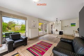 Graag stellen wij u deze vrijstaande woning op een perceel van 9 are, gelegen aan de Sint-Jansbergsesteenweg in Heverlee, met een vlotte bereikbaarheid en nabijheid van bushaltes, winkels en belangrijke verbindingswegen. Bij het betreden van de woning komt u in de inkomhal, die toegang biedt tot de lichtrijke leefruimte met grote raampartijen, wat zorgt voor een aangename natuurlijke lichtinval en een open gevoel. De leefruimte sluit aan op de volledig geïnstalleerde keuken en een aparte bureauruimte, ideaal voor thuiswerk. Verder beschikt het gelijkvloers over een polyvalente ruimte die vroeger dienst deed als kapperszaak en vandaag tal van mogelijkheden biedt (praktijk, hobbyruimte, kantoor…), een praktische berging met aansluiting voor wasmachine en droogkast, en een gastentoilet. Op de eerste verdieping bevinden zich drie volwaardige slaapkamers en een badkamer uitgerust met een douchebad, lavabo en een tweede toilet. Buiten geniet u van een rustige tuin waar u in alle privacy kan ontspannen. Bijkomende pluspunten zijn de aanwezigheid van een vergunde carport en een praktisch tuinhuis. Verder is er tevens voldoende parkeergelegenheid naast de woning. Kortom, een veelzijdige woning met tal van mogelijkheden op een goed bereikbare locatie in Heverlee. Interesse? Contacteer ons via info@homies.be of 016 22 82 22 voor meer informatie of een bezoek ter plaatse. HOMIÉS an Eye for Immo!