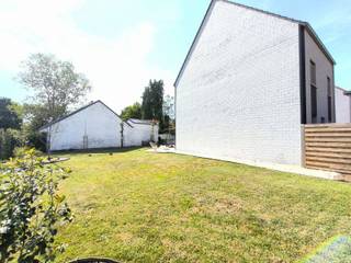 <p><strong>Mooi gelegen hoekperceel voor halfopen bebouwing in rustige, groene omgeving.</strong></p>
<p>In de rustige en aangename woonomgeving van <strong>Mol-Heidehuizen</strong> bevindt zich dit mooi gelegen <strong>hoekperceel bouwgrond</strong> voor het oprichten van een <strong>halfopen bebouwing</strong>.</p>
<p>Het perceel heeft een oppervlakte van <strong>253 m²</strong> en biedt de mogelijkheid om een woning te bouwen met een maximale <strong>bouwbreedte van 6,30 meter</strong> en een maximale <strong>bouwdiepte van 10 meter</strong>. Dankzij de hoekligging geniet het perceel van een open gevoel en een fijne inplanting.</p>
<p>De bouwgrond is gelegen in een <strong>rustige straat </strong>in Mol-Heidehuizen, een groene en residentiële omgeving waar het aangenaam wonen is. Tegelijk geniet u hier van een vlotte bereikbaarheid dankzij de nabijheid van de <strong>Zuiderring</strong>, waardoor omliggende gemeenten en belangrijke verbindingswegen gemakkelijk bereikbaar zijn.</p>
<p>Ook op vlak van voorzieningen zit u hier uitstekend: diverse <strong>winkels, scholen en andere faciliteiten</strong> bevinden zich in de nabije omgeving. Zo combineert deze locatie het beste van twee werelden: wonen in alle rust en groen, met alle praktische voorzieningen binnen handbereik.</p>
<p><strong>Troeven</strong></p>
<ul>
<li><strong>Hoekperceel bouwgrond</strong></li>
<li>Geschikt voor <strong>halfopen bebouwing</strong></li>
<li>Perceeloppervlakte: <strong>253 m²</strong></li>
<li>Maximale bouwbreedte: <strong>6,30 meter</strong></li>
<li>Maximale bouwdiepte: <strong>10 meter</strong></li>
<li>Gelegen in een <strong>rustige omgeving</strong></li>
<li>Groene woonomgeving in <strong>Mol-Heidehuizen</strong></li>
<li>Nabij de <strong>Zuiderring</strong></li>
<li>Winkels, scholen en voorzieningen in de buurt</li>
</ul>
<p>Stedenbouwkundige inlichtingen in aanvraag.</p>
<p>Bent u op zoek naar een compact en mooi gelegen bouwperceel in een rustige omgeving? Dan is deze bouwgrond in Mol-Heidehuizen zeker het ontdekken waard.</p>