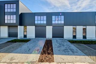 <p>KMO-unit te koop Genk - BEDRIJVENPARK KOMPELLAAN<br /><br />Bedrijvenpark Kompellaan: 21 moderne KMO-units langsheen de Kompellaan in Genk. Dit complex biedt kleine en middelgrote ondernemingen de perfecte plek om te starten, groeien en te innoveren. De unit 14 heeft een totaaloppervlakte van 254m² en beschikt over 2 parkeerplaatsen. De unit wordt casco opgeleverd.<br /><br />KMO-Unit 14<br />- oppervlakte: 200m² gelijkvloers &amp; 54m² mezzanine<br />- staalstructuur met geïsoleerde wanden en dak<br />- sectionaalpoort 4mbr x 4,2m<br />- 2 privatieve parkeerplaatsen<br /><br />Voor meer info 011/39 90 50 of info@jansenrealestate.be<br />https://www.jansenrealestate.be/project-kompellaan/6190088/</p>