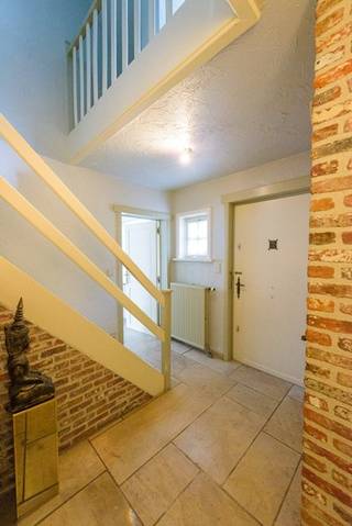 Deze <span><strong>charmante, landelijke woning </strong></span>bevindt zich op het <span><strong>einde van een doodlopende straat</strong></span>, wat zorgt voor een<span><strong> uiterst rustige en kindvriendelijke omgeving</strong></span>.<br />De woning is gelegen <span><strong>op slechts 2 km van het centrum van Deerlijk en biedt een vlotte verbinding met winkels, scholen en invalswegen</strong></span>.<br />Bij het binnenkomen van de woning komt u in de <span><strong>inkomhal met vestiaire en afzonderlijk gastentoilet</strong></span><span> terecht.</span> <br />De <span><strong>gezellige woonkamer met houtcasette</strong></span> geniet van een <span><strong>aangenaam uitzicht op de tuin </strong></span>en heeft een warme, huiselijke sfeer.<br />De <span><strong>modern landelijke keuken</strong></span> is volledig ingericht en biedt voldoende <span><strong>bergruimte</strong></span>.<br />Aansluitend bevindt zich de <span><strong>veranda, die uitgeeft op het overdekte terras</strong></span> – een ideale plek om het hele jaar door te genieten van de buitenomgeving.<br />De tuin beschikt over een<span><strong> tuinhuis, wat extra opbergruimte of hobbyruimte biedt.</strong></span><br />Op de bovenverdieping bevinden zich <span><strong>4 slaapkamers</strong></span>, hier en daar voorzien van <span><strong>ingemaakte kasten.</strong></span><br />De badkamer is uitgerust met een<span><strong> ligbad, douche en dubbele lavabo</strong></span>. Er is een <span><strong>apart toilet op de nachthal</strong></span>.<br />De woning beschikt verder over een<span><strong> inpandige garage met extra berging</strong></span>, wat zorgt voor bijkomend comfort en functionaliteit.<br />Kortom: een <span><strong>perfect onderhouden gezinswoning op een rustige locatie</strong></span>, waar comfort en gezelligheid centraal staan.<br />EPC : 223 en UC : 2958552 Wenst u een bezoek aan deze woning ? Aarzel niet en neem contact op met <u>Peter : 0496/176878</u>