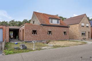 <p><span>For sale: Renovation project with endless possibilities in Balen, near Mol</span></p><p><span>Are you looking for a property that you can finish completely to your own taste? Then this property in quiet Balen is exactly what you are looking for.</span></p><p><span>The property has already been completely gutted and carefully prepared so that you can start finishing immediately. This makes it ideal for those who dream of a home that matches their own wishes and style down to the smallest details.</span></p><p><span>Advantages of this property:</span></p><ul><li><span>Located in a quiet and green area, with all amenities and the center of Mol at a short distance.</span></li><li><span>Fully prepared renovation project: all preparatory works have been carried out, you can start finishing immediately.</span></li><li><span>Lots of space and potential to realize a modern family home or charming country house.</span></li><li><span>Suitable for both private buyers and investors.</span></li></ul><p><span>This property offers a unique opportunity to create your own dream home in a convenient location.</span></p><p><span> </span></p><p><span>Located in a quiet street in Balen, with stores, schools and public transportation nearby. Surrounded by greenery, nature reserve Molse Nete and cycling and walking routes, perfect for those seeking tranquility and accessibility. </span></p>