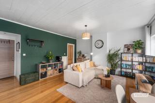 Op zoek naar een instapklaar appartement te koop in Blankenberge? Dit verzorgde appartement van 58 m² biedt een aangename woonomgeving op een centrale locatie en is meteen beschikbaar.<br /><br />De woonst bevindt zich in de De Smet de Naeyerlaan en beschikt over een praktische indeling met één slaapkamer en één badkamer. Dankzij de verzorgde afwerking is dit appartement klaar om er meteen je eigen thuis van te maken. De centrale ligging in Blankenberge zorgt ervoor dat winkels, horeca, openbaar vervoer en het bruisende stadscentrum vlot bereikbaar zijn. Ook als investering of vakantie appartement is deze eigendom bijzonder interessant.<br /><br />Een grote troef vinden we terug in de kleinschaligheid van het gebouw, waardoor er geen beroepssyndicus aanwezig is en de algemene kosten dus beduidend lager zijn dan bij vergelijkbare panden. <br /><br />Interesse in dit appartement te koop in Blankenberge? Vraag vandaag nog je bezoek aan bij Anthony De Clerck van Immo Francois. Het team begeleidt je graag bij de aankoop van vastgoed in Blankenberge.<br /><br />