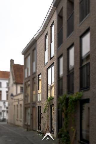 <p>Wonen in het historische hart van Kortrijk, direct <strong>aan de Grote Markt op wandelafstand van het Begijnhof</strong>. Deze nieuwbouwwoning biedt <br /><strong>3 slaapkamers, 2 badkamers, een privéterras en een kelder,</strong> en combineert functionaliteit met een centrale ligging.</p>
<p>De indeling is praktisch en efficiënt. De slaapkamers zijn ruim genoeg voor comfort en privacy, en de badkamers zijn volledig uitgerust. Het privéterras biedt een plek om te ontspannen of buiten te zitten, terwijl de kelder extra opslagruimte biedt.</p>
<p>De locatie maakt het dagelijks leven eenvoudig: winkels, bars, restaurants en culturele plekken liggen op een paar stappen. Tegelijkertijd is de woning goed bereikbaar met openbaar vervoer. Zo kunt u het stadsleven combineren met gemak en rust.</p>
<p>De woning is instapklaar en energiezuinig, waardoor u er direct kunt wonen zonder extra werk. Alles is ontworpen voor praktisch en comfortabel wonen, met een logische indeling en voldoende lichtinval in alle ruimtes.</p>
<p><strong>Troeven van de woning:</strong><br />✅ Nieuwbouw – instapklaar<br />✅ 3 slaapkamers & 2 badkamers<br />✅ Privéterras<br />✅ Kelder<br />✅ Energiezuinig<br />✅ Toplocatie in het centrum van Kortrijk</p>
<p><span>Interesse? Contacteer gerust voor een bezoek.</span><strong><br /><br /></strong><em>Dit betreft nieuwbouw. Het EPC-bouwattest wordt aan de huurder bezorgd zodra het beschikbaar is na de EPB-eindaangifte.</em><strong><br /></strong></p>