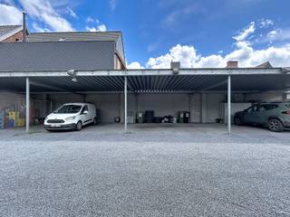 <p><span>Overdekte autostaanplaats in centrum Ieper.</span></p>