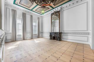 Wij stellen u graag dit luxueuze appartement voor op de Bondgenotenlaan in Leuven, gelegen in een historisch gebouw met slechts 8 entiteiten. Het pand werd met veel zorg volledig gerenoveerd, met behoud van het authentieke karakter. Bij het betreden van het gebouw valt meteen de statige inkomhal op, met authentieke elementen en marmeren accenten die de klasse van het geheel onderstrepen. Het appartement straalt pure elegantie uit dankzij de zeer hoge plafonds met prachtige plafondaccenten, wat zorgt voor een indrukwekkend ruimtegevoel. In de leefruimte springen twee stijlvolle openhaarden meteen in het oog, elk afgewerkt met een spiegel die tot aan het plafond reikt en het karakter van het pand extra benadrukt. Grote raampartijen zorgen bovendien voor veel natuurlijke lichtinval. De keuken is volledig uitgerust en biedt alle hedendaags comfort. Verder beschikt het appartement over een ruime slaapkamer en een stijlvolle badkamer met douche, lavabo en toilet. Achteraan kan u bovendien genieten van een uitzonderlijk ruime gemeenschappelijke tuin, een zeldzame troef op deze locatie. De eigenaar opteert te werken met een huurkoop. Kortom: een unieke opportuniteit voor wie exclusief en stijlvol wil wonen of investeren op één van de meest gegeerde locaties in Leuven. Interesse? Contacteer ons via info@homies.be of 016 22 82 22.