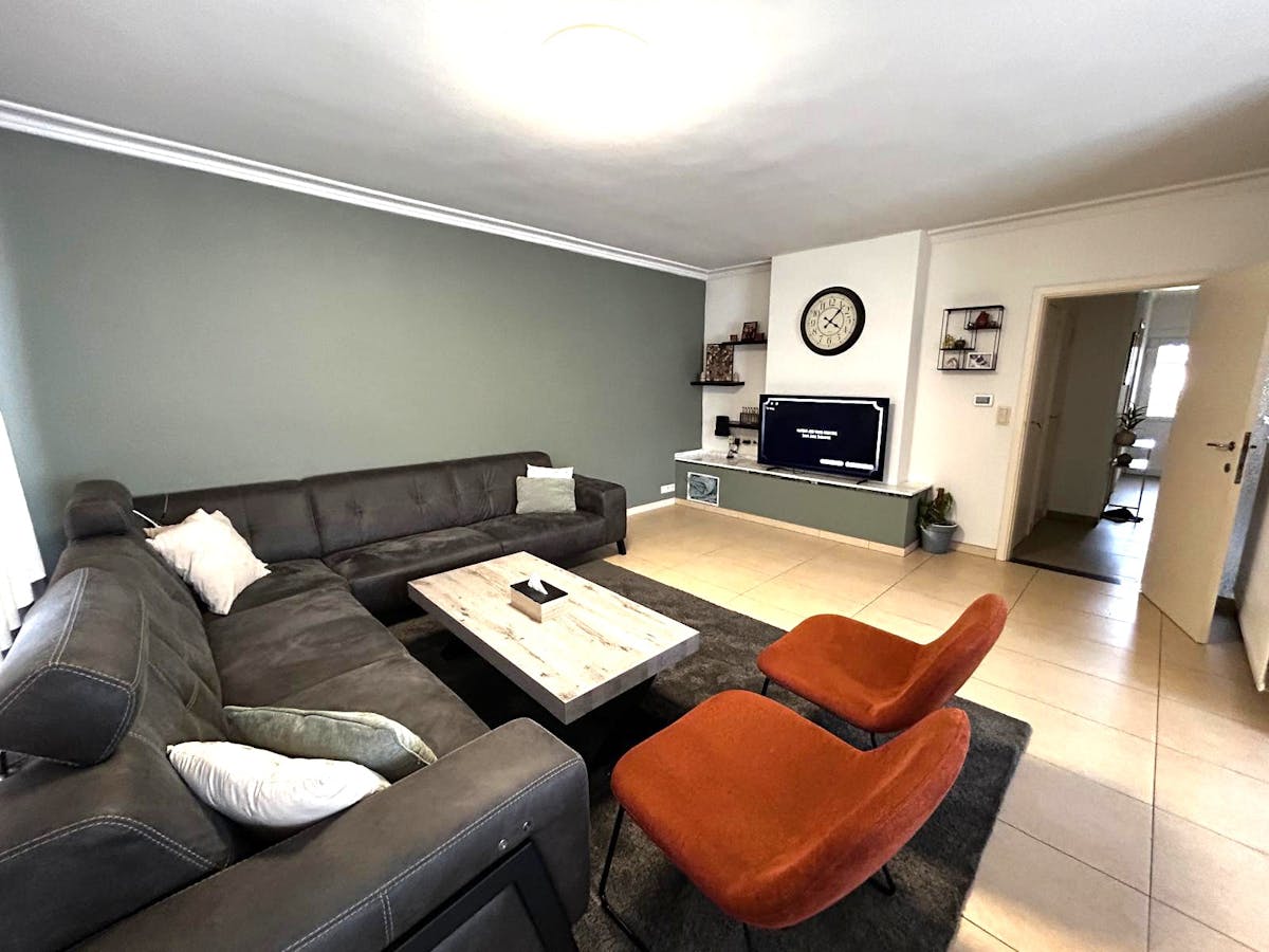 Building with two rented apartments and 4 garages - photo 2