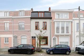 Deze technisch tot in de puntjes verzorgde rijwoning is gelegen op een strategische toplocatie in de Filips van de elzaslaan te Kortrijk. De woning combineert modern wooncomfort (EPC B) met een uiterst centrale ligging. Bovendien geniet u van een uitstekende bereikbaarheid dankzij de onmiddellijke nabijheid van de autostrade, winkels en scholen.<br /><br />De woning is volledig toekomstgericht dankzij de uitstekende energetische score en de conforme elektrische keuring.<br /><br />INDELING:<br />Gelijkvloers: <br />- inkomhal met gastentoilet<br />- lichtrijke leefruimte met volledig uitgeruste open keuken en zicht op de tuin<br />- ruime en droge kelderruimte <br /><br />Eerste verdieping: <br />- ruime slaapkamer <br />- volledig ingerichte badkamer voorzien van lavabo, inloopdouche en toilet<br /><br />Tweede verdieping: <br />- 2 ruime slaapkamers<br /><br />Troeven op een rijtje:<br />- Energiezuinig: EPC-label B<br />- Technisch conform: Elektrische keuring is volledig conform<br />- Instapklaar: Volledig technisch in orde en direct bewoonbaar<br />- Aanwezigheid van zonnepanelen<br /><br />Wenst u meer info over deze woning of wenst u een bezoek ter plaatse? Contacteer Alissia Dewitte (0472 18 64 21 - alissia.dewitte@dewaele.com)<br /><br /><br /><br /><br />De eigendom wordt aangeboden via de Pre-sale formule. Van 21/09/2026 om 09:00 tot 26/09/2026 om 12:00 kan u het huis op afspraak komen bezichtigen en een bod uitbrengen. De vermelde prijs is een instelprijs. Voor meer info, gelieve contact op te nemen met de dossierverantwoordelijke.<br /><br />Bestuursmaatregelen in het maatregelenregister: nee
