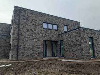 De laatste hand wordt gelegd aan deze eigentijdse nieuwbouw langsheen de Driesstraat in hartje Huise.Op het gelijkvloers tref je de inkomhal met...