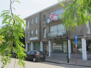 In een rustige straat nabij Fort 4 en het station Oude God in Mortsel vinden we dit ruime en lichtrijke appartement van 85 m², gelegen op de tweede...