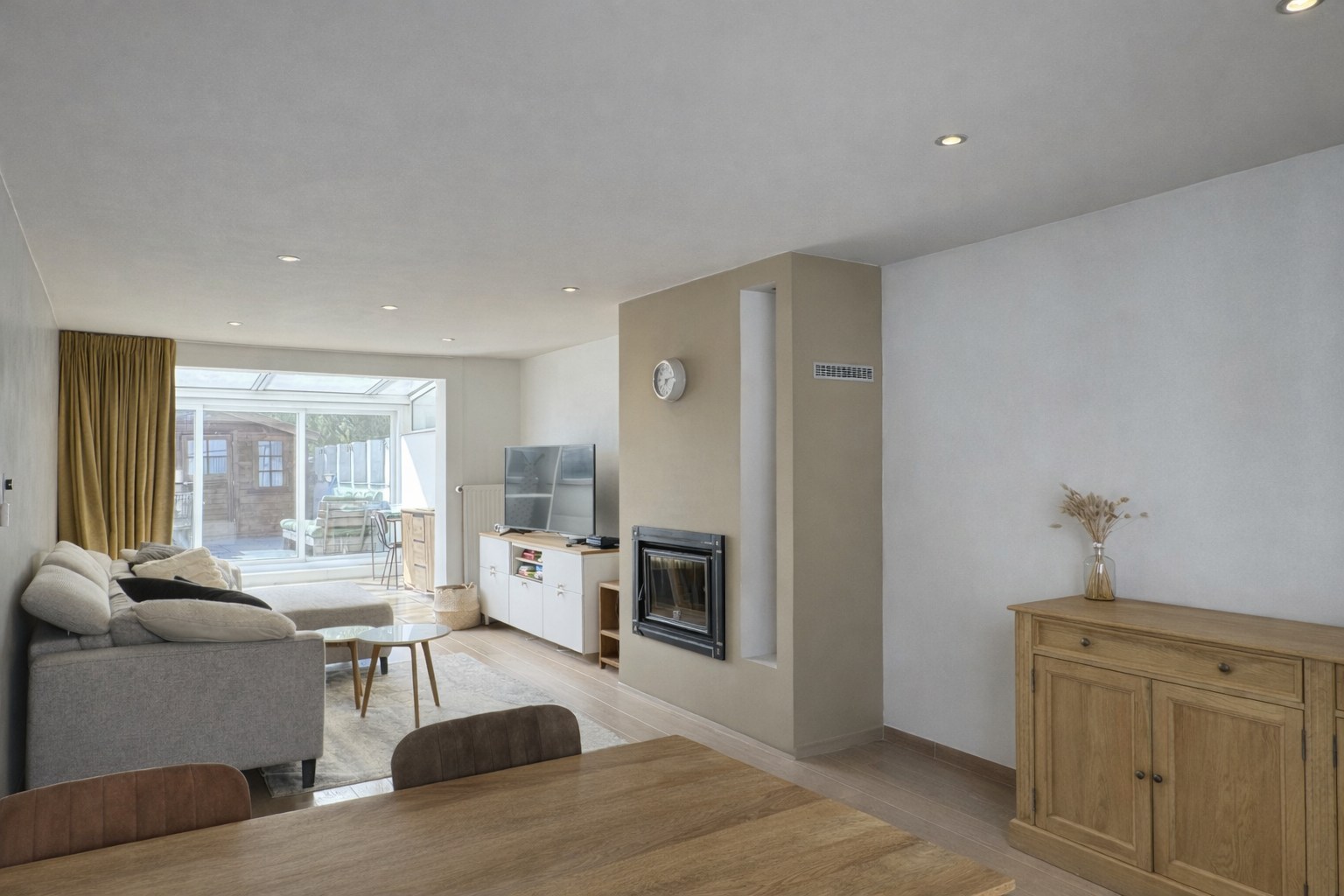Spacious family home with sunny outdoor spaces in the village center of Westkapelle. - photo 1