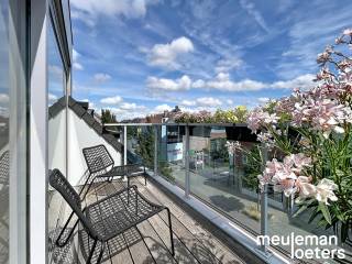 Verzorgd appartement met zeer centrale ligging in Oostkamp. <br /><br />Het appartement omvat een inkom met toilet, een lichtrijke leefruimte met aansluitend terras, een open ingerichte keuken (voorzien van keramisch kookplaat, dampkap, oven, vaatwasmachine, koelkast met vriesvak, dubbele spoelbak), een CV-berging, twee slaapkamers waarvan één met badkamer (voorzien van ligbad en dubbele lavabo) en een douchekamer (voorzien van een douchecabine en enkele lavabo). <br /><br />Vrijblijvend kan een garage bij gehuurd worden aan €67,00.<br /><br />Het appartement geniet van een zeer centrale ligging met winkels, openbaar vervoer, scholen, etc. op wandelafstand. <br /><br />Een lift is in het gebouw voorzien.