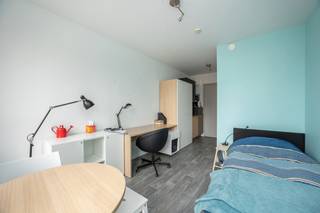 <p>Deze uiterst comfortabele nieuwbouwstudio maakt deel uit van ‘Campus nieuw Zuid (bouwjaar 2016), een moderne studentenresidentie met duurzame afwerking. De locatie is ideaal voor studenten: midden in de nieuwe, groene stadsbuurt Nieuw Zuid, vlakbij Karel De Grote hogeschool Campus Zuid en op een boogscheut van alle grote stadscampussen. Hier woon je aan het hippe Antwerpse Zuid, tussen de Schelde en een groot park. Campus Nieuw Zuid ligt ook vlakbij belangrijke invalswegen, velo-stations, tram- en bushaltes en station Zuid.</p>
<p>De studentenstudio heeft een eigen kookhoek met spoelbak en koelkast met vriesvak. De privé badkamer is uitgerust met wastafel, douche en toilet. Per verdieping zijn er ook 2 gemeenschappelijke afgesloten keukens vooorzien, volledig uitgerust met alle toestellen en voorzieningen. De studio is gemeubeld met bed, bureau, bureaustoel, kast en eettafel met stoelen, verduisterende gordijnen. Het gebouw is uitgerust met een veilig toegangssysteem met badge, een gemeenschappelijke tuin, terras en een fietsenberging. Dit is een stabiele investering met hoog rendement.<br /><br />Deze studio is voor 12 maanden verhuurd voor 420 euro per maand.<br />Gemeenschappelijke kosten: 80 € incl internet, tv en alle nutsvoorzieningen.<br /><br />Voor meer informatie, contacteer Ellen op 0474 84 54 29 of ellen@reds.be</p>
<p><strong> </strong></p>
