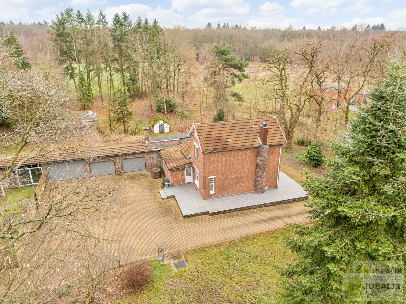 IDEALIS VASTGOED – Ruime te renoveren villa op riant perceel! De villa omvat 198m² netto bewoonbare oppervlakte met een ruime woonkamer en aansluitend uitgeruste keuken, badkamer, 2 grote en 1 kleine slaapkamer, kelder, veranda en 2 garages met sectionale - foto 4