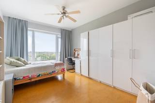 Dit instapklare appartement is gelegen aan de rand van de gegeerde Tentoonstellingswijk, op wandelafstand van het groene Park Den Brandt in Wilrijk. Een rustige en residentiële omgeving met een uitstekende bereikbaarheid.<br />Het appartement beschikt over een lichtrijke leefruimte met aansluitende keuken, twee volwaardige slaapkamers waarvan één ruime slaapkamer met toegang tot het terras, een badkamer met ligbad en een apart toilet. De keuken kan eenvoudig worden omgevormd tot een moderne open keuken.<br />Het ruime terras biedt een prachtig open uitzicht en is de ideale plek om te genieten van de mooie zonsopgangen.<br />Het appartement is momenteel verhuurd aan woonhaven dat zorgt voor een gegarandeerde huurinkomsten.<br />Technisch beschikt het over een conforme elektrische installatie, EPC-label B, een asbestattest zonder asbest en een conformiteitsattest. Het gebouw beschikt over een conciërge. De gemeenschappelijke kosten bedragen €222/maand en omvatten onder meer verwarming, water, conciërgediensten en syndicus.<br />Tram 6 stopt recht voor het gebouw en biedt een vlotte verbinding naar het centrum van Antwerpen. Ook met de wagen zijn de belangrijkste invalswegen snel bereikbaar.<br />Kortom, een uitstekende opportuniteit voor wie op zoek is naar een instapklaar appartement met twee slaapkamers, een ruim terras, een prachtig uitzicht en een toplocatie nabij Park Den Brandt.<br /><br />Troeven:<br />- Gegeerde ligging nabij Park Den Brandt<br />- Instapklaar<br />- Twee slaapkamers, waarvan 1 ruime slaapkamer met terras<br />- Prachtig uitzicht en mooie zonsopgangen<br />- Elektriciteit conform, goeie EPC en geen asbest<br />- Conciërge aanwezig<br />- Uitstekende bereikbaarheid met auto en openbaar vervoer<br />- Gemeenschappelijke kosten inclusief o.a. verwarming, water, conciërge en syndicus<br /><br />Neem snel contact op voor meer informatie of een bezoek ter plaatse.<br />📞 +32 489 55 79 90<br />📧 immo@fidimco.be