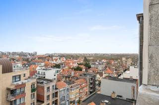 <p><strong>De Panne: Op te frissen penthouse met ruim zonneterras!</strong><br /> </p>

<p>Bent u op zoek naar een betaalbaar penthouse met tal van mogelijkheden? Dit op te frissen appartement, gelegen in de kleinschalige residentie ARIEL in het centrum van De Panne, biedt een unieke kans. Dankzij de centrale ligging, het ruime terras en het open zicht is dit de ideale uitvalsbasis aan zee, zowel als vaste woonst, tweede verblijf of investering.<br /> </p>

<h3><strong>Indeling</strong></h3>

<p>Bij het betreden van het appartement komt u in de lichtrijke leefruimte met zithoek en eethoek, die aansluit op de open keuken. Vanuit de leefruimte heeft u directe toegang tot het ruime en zongericht terras. De nachthal geeft toegang tot de badkamer met toilet, een eerste slaaphoek/kamer en een tweede slaapkamer. Deze slaapkamer biedt een prachtig open zicht op de gekende Houtsaegerduinen en beschikt bovendien over een extra balkon.Tot slot wordt het appartement aangeboden met een private kelderberging.<br /> </p>

<h3><strong>Troeven</strong></h3>

<ul><li>Penthouse met veel potentieel</li><li>Ruim en zonnig terras</li><li>Centrale ligging in De Panne</li><li>Ideaal als investering, tweede verblijf of eigen woonst</li></ul>
 

<p><strong>Meer informatie? Contacteer Frederick via 058/22.41.70.</strong></p>