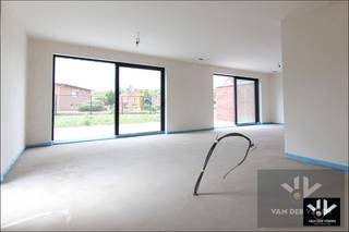 <strong><u>Ruim gelijkvloers nieuwbouwappartement met 4 slaapkamers en 2 badkamers, ruim terras en een mooie tuin op een goed bereikbare locatie! <br />1 slaapkamer aan de voorkant kan ook gebruikt worden als praktijkruimte met aparte ingang.</u></strong><br /><br /><u><strong>Nog 3 van de 6 beschikbaar!<br /><br />Dit appartement + ondergrondse parkeerplaats + kelderberging = +-507.000,00 euro incl. btw incl. registratie.</strong></u><br /><br /><strong><u>Troeven: </u></strong><br />- Zeer goed gelegen <br />- Keuken, badkamer en vloeren nog volledig naar eigen smaak te kiezen<br />- 4 volwaardige slaapkamers en 2 badkamers<br />- Grootste slaapkamer met ensuite badkamer kan ook gebruikte worden als bureau met aparte ingang<br />- Ruwbouwwerken zijn volledig klaar - kan snel worden afgewerkt en opgeleverd! <br />- Uitgerust met modern comfort (zonnepanelen, lift, laadpaal voor elektrische wagens op de bezoekersparking, ...) <br />- Omheinde privatieve tuin <br />- Mits een beetje geduld ook genieten van de rust aan de voorkant van het gebouw<br /><br /><strong>Ondergrondse parking aan te kopen (vanaf € 20.000,00 excl. kosten).<br />Ondergrondse kelderberging gekoppeld aan het appartement aan te kopen (€ 5.000,00 euro excl. kosten).</strong><br /><br /><u><strong>Nog 1 dubbele garage mogelijk! (40.000,00 excl. kosten = 2e garage aan 15.000,00 euro)</strong></u><br /><br /><strong><u>Locatie</u> </strong><br />Nieuwbouwproject "Mikeyla" is een tijdloze residentie met in totaal 6 ruime appartementen op een uiterst goed bereikbare locatie langs de baan Hasselt-Eindhoven, ook wel de Noord-Zuid verbinding genoemd. Deze verbinding zal volledig heringericht worden om voor het drukke verkeer een vlotte doorstroming te garanderen, en voor de omwonenden een rustige omgeving te creëren. De omgeving van dit nieuwbouwproject werd al geïntegreerd in de plannen en zal omgevormd worden tot een rustige en groene omgeving met behoud van de goede bereikbaarheid.<br /><br /><strong><u>Indeling appartement 1</u></strong><br />Het betreft hier het <strong>gelijkvloers en zeer ruim nieuwbouwappartement, links</strong> van het kleinschalige complex.<br />De indeling is als volgt: via de zeer ruime inkomhal kunnen we meteen naar de leefruimte met open keuken en waar een zee van natuurlijk licht binnenkomt dankzij de grote raampartijen. Deze geven mooi uit op de omheinde tuin en het groot terras. We vinden er ook nog aansluitend een handige berging terug. Via de inkomhal kunnen we tevens ook het gastentoilet betreden, zijn er 2 riante slaapkamers te vinden, 2 gewone slaapkamers en maar liefst 2 badkamers!<br /><br /><strong><u>Algemeen</u></strong><br />Deze degelijke appartementen zijn allen voorzien van een ventilatiesysteem, vloerverwarming en beschikken over een eigen, individuele installatie met zonnepanelen. Alle appartementen beschikken over een aangelegd terras gericht op het westen, zodat je de hele namiddag en avond kunt genieten van de zon. De appartementen op de gelijkvloerse verdieping hebben het extra voordeel van een volledig omheinde tuin aangrenzend aan het ruime terras.<br />In de ondergrondse parkeergarage heeft elk appartement zijn eigen autostandplaats, een afsluitbare bergruimte <strong>(voor appartement 1 is de bergruimte nummer 1 voorzien)</strong> en is er een gezamenlijke fietsenstalling. Desgewenst kan je een tweede autostandplaats aankopen.<br /><br /><u><strong>Extra toegang</strong> </u><br />Het complex kan je eveneens bereiken via een voetpad vanuit de achterliggende wijk. Altijd handig bij een gebrek aan parkeermogelijkheid voor bezoekers of bij hinder tijdens de werken aan de langverwachte Noord-Zuid verbinding, die binnenkort zullen starten en een aanzienlijke verbetering zullen betekenen voor de leefomgeving.<br /><br />Voor meer informatie helpt Koen je graag verder. Tot binnenkort?