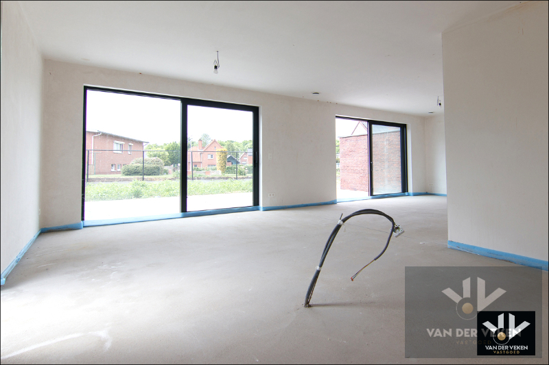 Ruim gelijkvloers nieuwbouwappartement met 4 slaapkamers en 2 badkamers, ruim terras en een mooie tuin op een goed bereikbare locatie! - foto 3