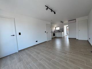 Dit volledig vernieuwd en energiezuinig appartement bestaat uit: living - keuken - wasplaats - toilet - badkamer - groot terras - 2...