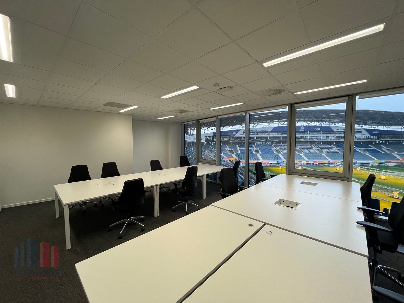 All-in offices in prime location with panoramic views of the football pitch! - photo 3