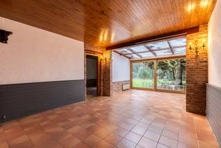 Bezoek dit pand zaterdag 14 maart tussen 09u30 en 10u30 zonder afspraak op de One Open Huizen Dag. <br /><br />Bent u op zoek naar een te renoveren woning of naar een laagbouw woning? Dan stellen wij graag deze woonst met één slaapkamer aan u voor op een perceel van 633 m²! <br /><br />Opgelet: deze woning heeft een EPC met label F en heeft dus een renovatieverplichting! Er is geen centrale verwarming aanwezig, momenteel wordt er elektrisch verwarmd en met een houtkachel.<br /><br />Indeling:<br />U komt binnen in de inkomhal die toegang geeft aan de woonkamer aan de linkerzijde en de keuken aan de rechterzijde. Aanpalend aan de woonkamer is er een kleinere doorloopkamer die op zich weer toegang geeft aan een grotere ruimte (die eveneens kan dienen als woonkamer). Via deze grote ruimte kan u ook de keuken bereiken. Achter de keuken is er de badkamer die voorzien is van een douchecabine, toilet en enkele lavabo. <br />Verder beschikt de woning over een ruime, groene tuin van ongeveer 400 m², met een aangelegd terras, een ruime oprit met carport en een tuinhuis voor extra opbergruimte.<br />Ligging:<br />De woning is gelegen in een rustige en groene woonomgeving in Schilde. Winkels, scholen en openbaar vervoer bevinden zich op korte afstand. Dankzij de vlotte verbinding bereikt u Antwerpen en omliggende gemeenten snel en eenvoudig. Het is een ideale ligging voor wie rustig wil wonen met alle voorzieningen in de buurt.<br />Pluspunten:<br />- Asbestveilig<br />- Grondoppervlakte 633 m²<br />- Overal dubbele beglazing<br />- Volledig te renoveren naar eigen smaak<br />- Toplocatie<br />Voor meer informatie of een bezichtiging kan u One vastgoed steeds bereiken op volgend nummer 03 360 85 30.