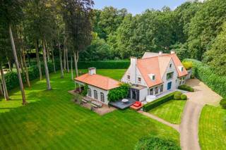 Cette villa spacieuse et luxueusement finie est située sur un terrain d'environ 1 hectare avec un jardin de parc et adjacente au parc de...