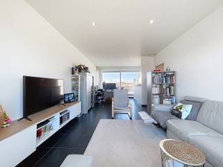 <p><strong>BEZOEK ENKEL AANVRAGEN VIA IMMODAVINCI.BE<br /><br />Wenst u een bezoek?<br /></strong>Gelieve NIET te BELLEN maar uw bezoek aan te vragen via www.immodavinci.be.<br />Ga naar het pand dat u interesseert en druk op de knop “Bezoek Aanvragen” onderaan de profielfoto van de contactpersoon.<br /><strong><br />LIGGING</strong><br />Dit prachtig appartement bevindt zich op de derde verdieping van de residentie Rijvissche en geniet van een uitstekende ligging in <strong>Zwijnaarde</strong>. Dankzij de nabijheid van het <strong>Technologiepark</strong> en het centrum van Gent combineert deze locatie<strong> bereikbaarheid en comfort</strong>. De verbindingen zijn bijzonder vlot: het bruisende centrum van Gent bereikt u gemakkelijk met de fiets of het openbaar vervoer, met een bushalte in de onmiddellijke omgeving van de residentie. Daarnaast zorgen de nabijgelegen invalswegen <strong>E17, E40 en R4</strong> voor een snelle aansluiting naar andere steden. Ook liefhebbers van groen en ontspanning komen hier aan hun trekken dankzij de aanwezigheid van diverse <strong>groene zones en recreatieve voorzieningen</strong> in de buurt.<br /><br /><strong>INDELING<br /></strong>Het appartement omvat een inkomhal met ingemaakte vestiairekast en apart toilet, een <strong>ruime en lichtrijke leef- en eetruimte</strong> met volledig ingerichte open keuken en een praktische berging/wasplaats. Dankzij de grote raampartijen geniet de leefruimte van veel natuurlijke lichtinval en heeft u rechtstreeks toegang tot het <strong>zonnige terras</strong>, waar u kan genieten van een prachtig open uitzicht.<br />Verder beschikt het appartement over een gezellige slaapkamer met aansluitend een ingerichte badkamer voorzien van douche en lavabo. Als extra troeven zijn er nog een <strong>ruime kelderberging</strong> en een <strong>bovengrondse autostaanplaats</strong> inbegrepen.<br /><br /><strong>BIJKOMENDE INFO:</strong><br /><span>Huurprijs: € 870 / maand<br /></span><span>Gemeenschappelijke lasten: provisie </span><span>€ 80 / maand</span><br /><span>Huurovereenkomst: 3 jaar (verlengbaar)</span><br /><span>Beschikbaarheid: 1 juni 2026</span><br /><span>DOMICILIE VERPLICHT!</span><br /><br /><strong>BEZOEK AANVRAGEN VIA IMMODAVINCI.BE</strong></p>