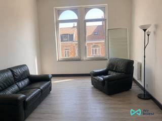 Gelegen in het hart van Etterbeek, in de onmiddellijke nabijheid van openbaar vervoer, winkels en Europese instellingen, vormt dit pand een ideale opportuniteit, zowel als investering als voor een eerste aankoop.<br /><br />Feitelijke situatie: Op het eerste niveau bestaat het appartement uit een aangename leefruimte, een slaapkamer met een ruime oppervlakte en een uitgeruste keuken. Dit niveau heeft een oppervlakte van 47 m².<br /><br />Het tweede niveau is als volgt ingedeeld: een keuken, een douchekamer, een leefruimte, een slaapkamer en op het bovenste niveau een laatste slaapkamer op een mezzanine. Dit niveau heeft een oppervlakte van 66 m².<br /><br />Het eerste niveau is momenteel vrij van bewoning. Het tweede niveau en de aangrenzende mezzanine zijn verhuurd aan €830.<br />Huidig bruto rendement: 2,85%. Potentieel bruto rendement: 7,13%.<br />Een privatieve kelder vervolledigt dit pand.<br /><br />Juridische situatie: Het 2e niveau is erkend als woonruimte en het 3e niveau als zolderkamer.<br /><br />Opfrissingswerken zijn te voorzien, maar de duplex biedt een mooi potentieel voor inrichting of een goed verhuurpotentieel.<br />EPC: G. Elektrische installatie conform. Individuele privatieve meters. Kleine mede-eigendom van 3 eenheden, zonder gemeenschappelijke kosten.<br /><br />Info en bezoeken: maxime.l@weinvest.be<br />of 02 315 77 22
