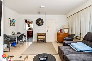 Op een toplocatie in het hart van Mechelen bevindt zich dit 1 slaapkamer appartement met bovengrondse staanplaats. Het appartementsgebouw bevindt zich nabij het nieuwe Tinelpark, de bibliotheek Het Predikheren en het Museum Kazerne Dossin. Het bruisende centrum van Mechelen met zijn cultuuraanbod, stadsbioscoop, horeca en scholen liggen op wandelafstand. Tevens geniet u van een uitstekende bereikbaarheid vlakbij belangrijke invalswegen zoals de E19, wat de ligging extra aantrekkelijk maakt. <br /><br />Het appartement bevindt zich op het gelijkvloers. We betreden het appartement via de inkomhal met vestiairekast. De leefruimte geniet van veel lichtinval door de grote raampartijen. Deze kan u inrichten met een gezellige zithoek en een aparte eetplaats. Aansluitend vindt u de keuken, voorzien van de voornaamste toestellen. Verder beschikt u over een slaapkamer en de badkamer, uitgerust met een ligbad, lavabo en toilet. De aansluitingen voor uw wasmachine en droogkast zijn tevens aanwezig. Verder geniet u hier nog van een aparte kelderberging, een bovengrondse staanplaats en een gemeenschappelijke tuin waar u steeds in alle rust kan genieten van het mooie weer. <br /><br />Dit is een uitstekende opportuniteit indien u op zoek bent naar een 1 slaapkamer appartement met staanplaats op een centrale ligging in Mechelen. Contacteer ons vrijblijvend via 0480 66 14 77 of bezoek www.boonstravastgoed.be voor meer informatie.<br /><br />Bijzonderheden:<br />- 1 Slaapkamer<br />- Bovengrondse staanplaats<br />- Centrale ligging in hartje Mechelen