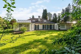 Verzorgde laagbouwvilla op zuidwest georiënteerd perceel van 2.216 m² in één van de mooiste lanen van het residentiële Oud-Turnhout. De woning werd gebouwd in 1969 en gerenoveerd in 1997. Ze omvat een inkomhal, woonkamer, aparte keuken, veranda, 4 slaapkamers, badkamer, afgewerkte zolder, aangebouwde dubbele garage, vrijstaande garage/tuinberging en een mooi afgesloten tuin. EPC label C ! <br /><br />U betreedt de inkomhal van deze villa dewelke rechts toegang biedt tot de woonkamer. De raampartijen tot op de grond bieden veel lichtinval. De veranda dewelke werd aangebouwd zorgt voor een mooie uitbreiding van de leefruimte en geeft een mooi zicht op de tuin. <br />De keuken bevindt zich aanpalend en heeft ook nog een praktisch wasruimte aanpalend. <br />De 4 slaapkamers bevinden zich op de begane grond, alsook de badkamer met lavabo, douche en toilet. De zolderverdieping werd in jaren '90 volledig afgewerkt. Ze is momenteel in gebruik als polyvalente ruimte, maar kan ook voor andere doeleinden gebruikt worden (zoals masterbedroom, kantoor,...).<br /><br />De tuin is rondom mooi aangelegd en is vooraan afgesloten met een hekwerk.<br />Grote aangebouwde garage met plaats voor 2 auto's + vrijstaande garage/berging in de tuin.<br /><br />Bijzonderheden: <br />- Schitterende ligging in één van de mooiste lanen van Oud-Turnhout<br />- Alle vertrekken op begane grond + afgewerkte zolderverdieping met vaste trap toegankelijk.<br />- Verwarming op aardgas - nieuwe verwarmingsketel op aardgas werd geplaatst in 2025!