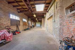 Bent u op zoek naar een bouwgrond mét loods? Op dit prachtig gelegen perceel van 1.115 m² vindt u niet alleen de ideale plek om uw droomwoning te realiseren, maar ook een praktische loods van 130 m² en een aparte garagebox. Perfect voor wie bouwplannen heeft en meteen extra opslagruimte kan gebruiken.<br /><br />Het perceel ligt in het charmante en rustige Steenkerke, vlak bij Veurne, waar u kunt genieten van een groene omgeving en volledige rust. Tegelijk profiteert u van alle voorzieningen in de buurt en een vlotte bereikbaarheid dankzij de nabijheid van de E40, waardoor de kust, Brugge en andere steden makkelijk te bereiken zijn.<br /><br />De bouwgrond is mooi rechthoekig van vorm en biedt tal van mogelijkheden voor het bouwen van een ruime, lichtrijke woning met tuin.<br /><br />Troeven:<br />- Rustige en groene ligging<br />- Nabij Veurne<br />- Snelle toegang tot de E40<br />- Loods van 130 m² en aparte garagebox, ideaal voor opslag of hobbyruimte