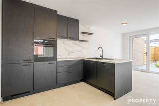 Instapklaar en energiezuinig appartement met tuin en uitweg in het hartje van Wevelgem Ben je op zoek naar een modern en energiezuinig appartement op...