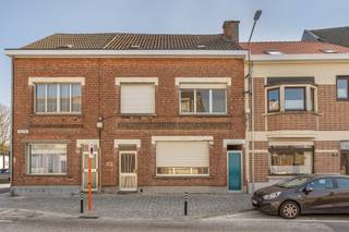 Volledig te renoveren karaktervolle woning met eindeloos potentieel in hartje HemiksemBent u op zoek naar een project waar u uw eigen stempel op kunt...
