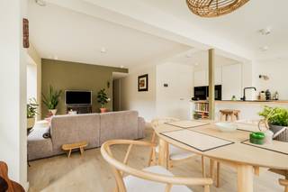 <p><strong>Quares - TREVI Groep presenteert :<br />Uniek wonen met een vleugje verbondenheid – nieuwbouw 2 slkr appartement met zonnig terras op toplocatie</strong></p>
<p>Op zoek naar een instapklaar appartement waar je geniet van je eigen privacy, maar tegelijk deel uitmaakt van een warme, kleinschalige woonomgeving? Dan is dit bijzondere woonproject in Sint-Niklaas precies wat je zoekt.</p>
<p>Dit volledig gerenoveerde project (afgewerkt in 2026) bestaat uit slechts vier appartementen en combineert het comfort van individueel wonen met een subtiele vorm van “community living”. Geen klassieke cohousing, maar een plek waar buren elkaar kennen, respecteren en, als het past, spontaan verbinden.</p>
<p>De absolute troef? Een prachtige, gemeenschappelijke tuin van ca. 800 m²: een groene oase waar je kan ontspannen, een boek lezen, genieten van de zon of af en toe samenkomen met je buren voor een gezellige babbel.</p>
<hr />
<h3><span><strong>Het appartement (1ste verdieping)</strong></span></h3>
<p>Via de trap bereik je dit lichtrijke en ruime appartement, waar kwaliteit en comfort centraal staan.</p>
<p>Bij het binnenkomen word je meteen verwelkomd in een<strong> </strong>royale leefruimte met open keuken en kookeiland, badend in natuurlijk licht. De keuken is volledig uitgerust met alle moderne toestellen (oven, microgolf, vaatwasser, inductiekookplaat, ingebouwde koelkast en diepvries) en biedt bovendien veel opbergruimte.</p>
<p>Aansluitend geniet je van een ruim terras met prachtig zicht op de tuin, de ideale plek om tot rust te komen na een drukke dag.</p>
<p>Verder beschikt het appartement over:</p>
<ul>
<li>2 volwaardige slaapkamers</li>
<li>Een moderne badkamer met inloopdouche en lavabo in meubel</li>
<li>Aansluiting voor was- en droogmachine</li>
<li>Praktische bergruimte</li>
<li>Individuele meters</li>
</ul>
<p>Alles is splinternieuw en afgewerkt met oog voor detail en hedendaags wooncomfort.</p>
<hr />
<h3><span><strong>Ligging</strong></span></h3>
<p>Rustig gelegen, maar met een uitstekende bereikbaarheid:</p>
<ul>
<li>Vlotte verbinding naar invalswegen en autosnelweg</li>
<li>Winkels, scholen en openbaar vervoer in de nabije omgeving</li>
</ul>
<hr />
<h3><span><strong>Voor wie is dit ideaal?</strong></span></h3>
<p>Dit appartement is perfect voor wie:</p>
<ul>
<li>Comfortabel en energiezuinig wil wonen</li>
<li>Houdt van rust en groen</li>
<li>Openstaat voor een warme, respectvolle buurtsfeer zonder in te boeten op privacy</li>
</ul>
<hr />
<h3><span><strong>Praktisch</strong></span></h3>
<ul>
<li>Huurprijs: €1.250/maand (inclusief gemeenschappelijke kosten)</li>
<li>Beschikbaar in een kleinschalig project met 4 entiteiten</li>
</ul>
<hr />
<p><strong>Interesse in deze unieke woonbeleving?</strong><br />Contacteer ons vandaag nog en ontdek zelf de charme van dit bijzondere project.</p>
