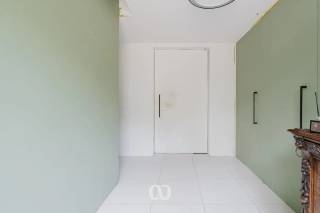 Ben jij op zoek naar een ruime woning op een perceel van maar liefst 6.095 m² in Kruishoutem? Gevonden!<br /><br />De uitzonderlijk grote tuin, de drie slaapkamers, de twee badkamers en de volledig afgewerkte leefruimte en keuken zijn maar enkele van de vele troeven die we hier terugvinden. Dankzij de ligging vlakbij de E17 geniet je bovendien van een uitstekende bereikbaarheid richting Gent, Kortrijk en de omliggende gemeenten.<br /><br />Deze eigendom biedt een unieke combinatie van een ruim perceel en een bijzonder vlotte verbinding, ideaal voor wie ruimte zoekt zonder in te boeten op bereikbaarheid.<br /><br />Lijkt deze woning wel iets voor jou? Aarzel dan zeker niet en contacteer ons vandaag nog voor meer informatie of een bezoek!