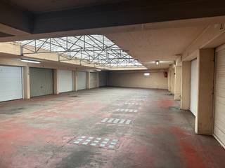  * Gesloten garagebox - Rogierlaan * Centrum Oostende * Onmiddellijk beschikbaarAfmetingen box: 1m80 hoogte2m60 breedte4m70 diepte...