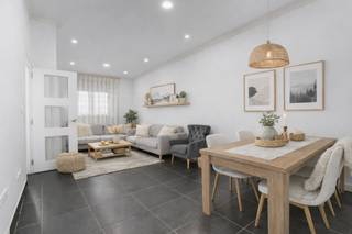 TE KOOP IN GENT!Deze in 2022 gerenoveerde woning bevindt zich in het centrum van Gent vlakbij openbaar vervoer, verschillende scholen en vlakbij alle...