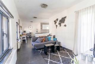 <p><strong>Instapklare parel in hartje Antwerpen met uniek zicht!</strong></p><p>Welkom in dit prachtig gerenoveerde 1-slaapkamerappartement, gelegen in het historische centrum van Antwerpen. Vanuit de leefruimte geniet u van een uitzonderlijk uitzicht op de indrukwekkende <span>Sint-Carolus Borromeuskerk</span>, die zich vlak tegenover het appartement bevindt.</p><p>Dankzij de grote raampartijen baadt het appartement de hele dag in natuurlijk licht en wordt de prachtige architectuur van de kerk als het ware onderdeel van uw interieur. De lichtrijke leefruimte sluit naadloos aan op een stijlvolle, strakke open keuken, perfect voor wie houdt van modern wooncomfort.</p><p>Het appartement beschikt verder over een ruime slaapkamer en een praktisch afzonderlijk washok, wat zorgt voor extra comfort en opbergruimte.</p><p>Op het gelijkvloers bevindt zich een gezellig koffiezaakje, ideaal voor uw dagelijkse koffie of ontbijt. Bovendien ligt de <span>Meir</span> op slechts enkele minuten wandelen, met een uitgebreid aanbod aan winkels, restaurants en stadsvoorzieningen binnen handbereik.</p><p>Een unieke woonkans voor wie op zoek is naar karakter, licht en een topligging in het bruisende hart van Antwerpen.<br /><br />Wenst u graag meer info? <br />info@markasa.be of 03/827.72.92</p>
