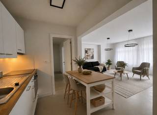 2-slaapkamer appartement met vloerverwarming in Wondelgem
Instapklaar gelijkvloers appartement met 2 slaapkamers en vloerverwarming in Wondelgem
Op zoek naar een comfortabel en energiezuinig appartement op een rustige ligging? Dit gezellig gelijkvloers appartement in Wondelgem - met een bewoonbare netto oppervlakte van 76 m²- werd volledig gerenoveerd in 2026 en combineert modern wooncomfort met een uitstekende bereikbaarheid.
Gelegen in een verzorgde mede-eigendom met 18 appartementen (bouwjaar 1968), bevindt het appartement zich in een rustige doodlopende straatje (square), vlakbij openbaar vervoer, winkels en belangrijke invalswegen.
Indeling
• Inkomhal en nachthal
• Lichtrijke woonkamer van 26 m²
• Volledig ingerichte keuken met elektrisch fornuis, vaatwasser en dampkap
• 2 slaapkamers van 14 m² en 9,6 m²
• Eén slaapkamer geeft via een vensterdeur toegang tot een klein terrasje en de parking
• Nieuwe badkamer met moderne douche, lavabo, toilet en spiegelkast
• Praktische berging met aansluiting voor wasmachine en droogkast
Troeven
✔ Volledig gerenoveerd in 2026. EPC B
✔ Nieuwe vloerverwarming met polybeton als vloer (en 30 cm vloerisolatie), verwarmd met gascondensatieketel van Vaillant
✔ Gemeenschappelijke kosten van 120 €/m want geen lift en geen gemeenschappelijke verwarming
✔ Elektrische installatie conform gekeurd voor 25 jaar
✔ Rustige ligging in doodlopende straatje
✔ Vlotte verbinding naar Gent centrum via tram (halte op 550m) en R4. Station Wondelgem op 1,1 km of 4 min met fiets. Mobiscore: 8,7 op 10.
✔ Nabij Lidl, Colruyt en Delhaize Wondelgem. Basic-Fit op 900m of 3 min met fiets.
✔ Speeltuin Ter Durmenpark op 1,3 km
✔ Goedkope elektrische laadpalen van EnergyVision op 550 m en Dats 24 bij Colruyt
Extra
Mogelijkheid tot aankoop van een garagebox: € 28.000
Kadastraal inkomen (KI) : 671 €, Onroerende voorheffing : 799 € in 2025
Geen interesse in samenwerking met vastgoedmakelaars. Vastgoedmakelaars gelieve ons niet te contacteren.
