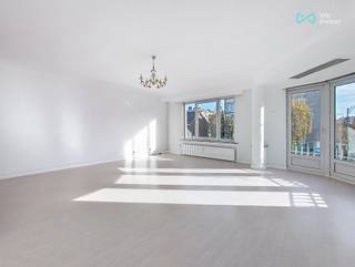 bruxelles.ouest@weinvest.be | 02 315 77 22 | We Invest offers you this exclusive, bright 112 m² apartment on the 2ᵉ floor of Avenue Charles Quint...