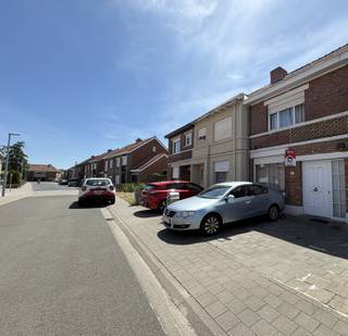 eze instapklare woning is rustig gelegen en vormt de ideale starterswoning. Dankzij de gezellige tuin, twee privatieve staanplaatsen vooraan en de gunstige ligging nabij het stadscentrum, scholen, winkels en belangrijke invalswegen geniet u hier van alle comfort.

<p><strong>Indeling</strong><br />Op het gelijkvloers vindt u een inkomhal, een lichtrijke leefruimte, een open keuken, een veranda, een praktische berging, een badkamer, een apart toilet en een gezellige tuin.</p>

<p>Op de eerste verdieping bevinden zich twee volwaardige slaapkamers.</p>

<p>De tweede verdieping beschikt over een reeds geïsoleerde zolder, die perfect kan worden ingericht als derde slaapkamer, bureau of hobbyruimte.</p>

<p><strong>Troeven</strong></p>

<ul><li>Instapklaar</li><li>Rustige ligging</li><li>Gezellige tuin</li><li>2 privatieve staanplaatsen</li><li>Gunstig EPC</li><li>Conforme elektrische installatie</li><li>Mogelijkheid tot een derde slaapkamer</li><li>Nabij het stadscentrum, scholen, winkels en openbaar vervoer</li></ul>

<p>Bent u op zoek naar een verzorgde woning waar u meteen kunt intrekken? Dan is deze eigendom zeker een bezoek waard!</p>