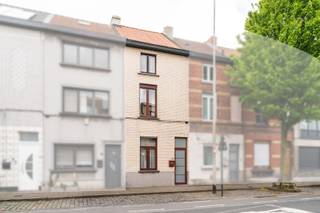 Op zoek naar een gezellige en instapklare woning op een gunstige ligging nabij Gent? Deze aangename stadswoning met een bewoonbare oppervlakte van 142 m² biedt ruimte, comfort en tal van mogelijkheden.<br /><br />Bij het betreden van de woning kom je terecht in de inkomhal die leidt naar de lichtrijke woonkamer. Aansluitend bevindt zich de functionele keuken met toegang tot de berging en de badkamer. Achteraan geniet je van een aangenaam terras en een gezellige tuin met tuinhuis — ideaal om tot rust te komen of om te genieten met familie en vrienden.<br /><br />Op de eerste verdieping bevinden zich twee volwaardige slaapkamers. De tweede verdieping heeft een derde slaapkamer met extra hobbyruimte of bureauruimte en toegang tot de geïsoleerde zolder.<br /><br />Kortom, een ideale gezinswoning of interessante investering op een vlot bereikbare locatie nabij Gent.<br /><br />Bezoekdag: maandag 04/05 van 16u tot 18u, mits het maken van een afspraak via 09 395 05 40 of verkoop@concept-home.be <br /><br /><br /><br /><br /> 