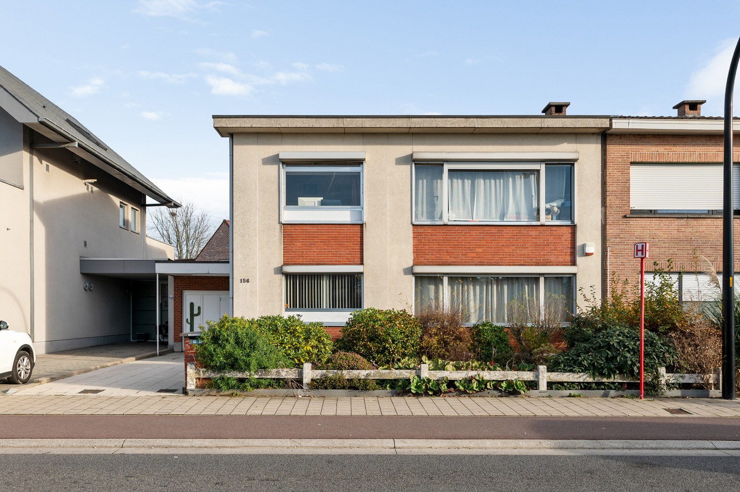 Karaktervolle halfopen woning met garage, oprit en gezellige tuin nabij het centrum van Borsbeek! - foto 1