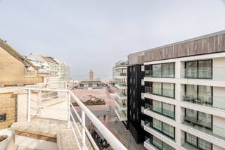 Ce lumineux appartement duplex bénéficie d’une disposition agréable et de deux spacieuses terrasses.Au premier niveau se trouvent le hall d’entrée...
