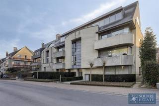 Square Estate biedt u deze prachtige, lichte penthouse aan, ideaal gelegen met royale volumes en een uitzonderlijk groen uitzicht. Het appartement...